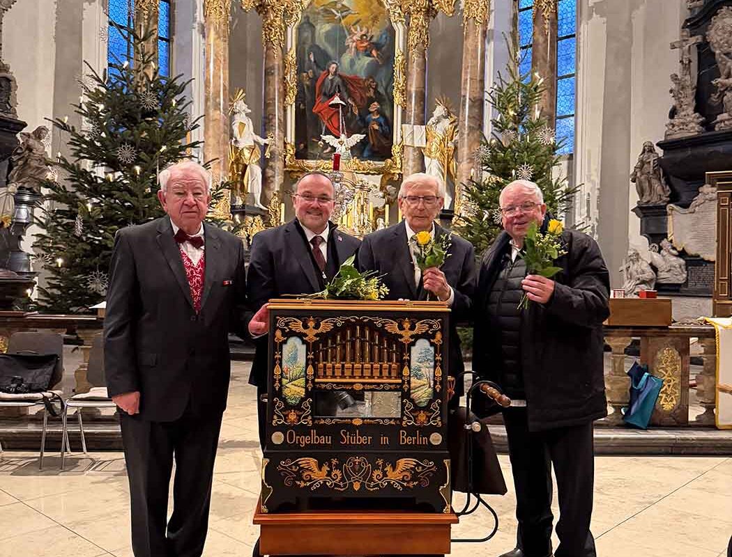 Bruchsaler Drehorgler und Pfarrer em. Neidinger vor der Drehorgel in der Peterskirche