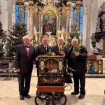 Bruchsaler Drehorgler und Pfarrer em. Neidinger vor der Drehorgel in der Peterskirche