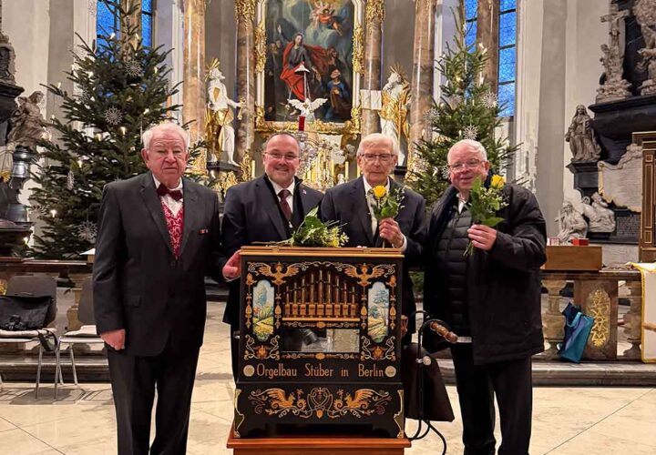Bruchsaler Drehorgler und Pfarrer em. Neidinger vor der Drehorgel in der Peterskirche