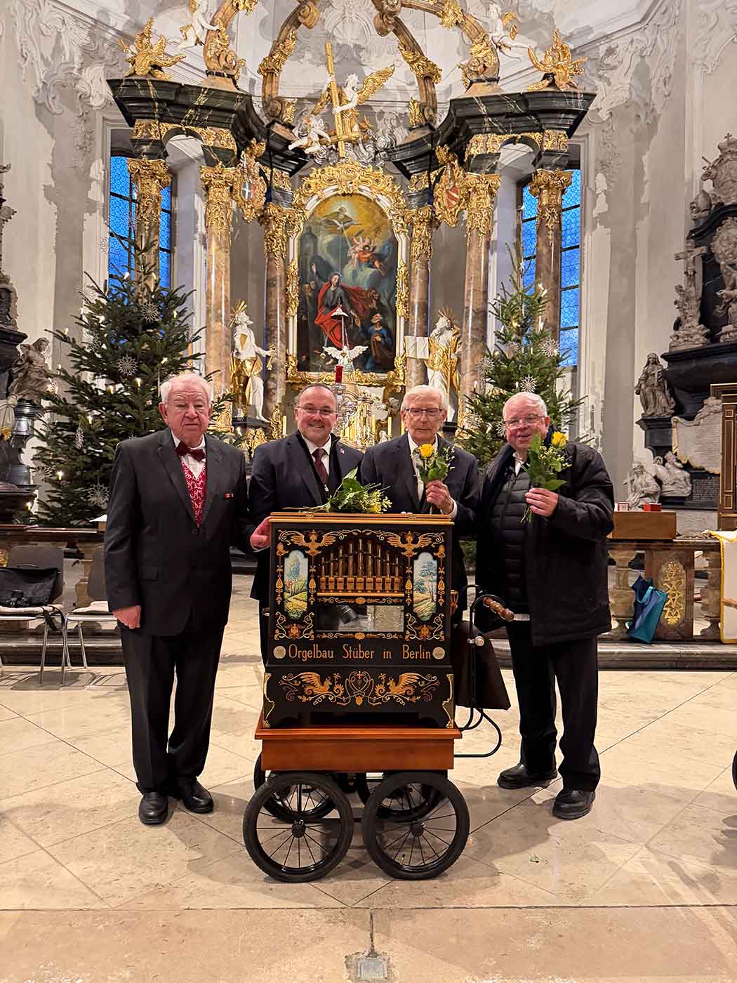 Bruchsaler Drehorgler und Pfarrer em. Neidinger vor der Drehorgel in der Peterskirche